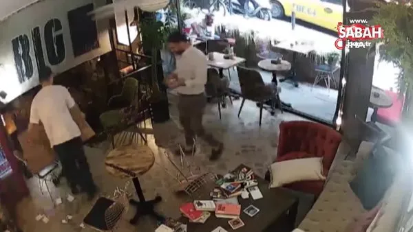 İstanbul Teşvikiye'de kafe sahibinin müşteriye keserle saldırdığı anlar kamerada