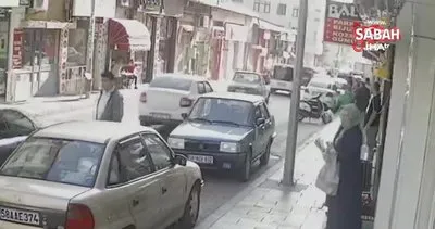 Faciadan kıl payı dönüldü: Kaldırıma çıkıp yayaya çarpan araç kamerada | Video