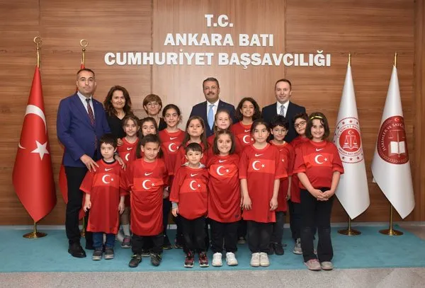 ankara-bati-adliyesinde-isaret-dili-ogrenen-cocuklara-forma-hediyesi-1748609163734.jpg