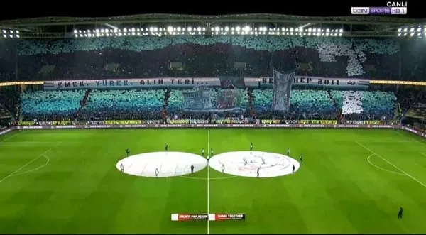 Trabzonsporlu taraftarlardan 2010/2011 sezonuna gönderme yapan koreografi!