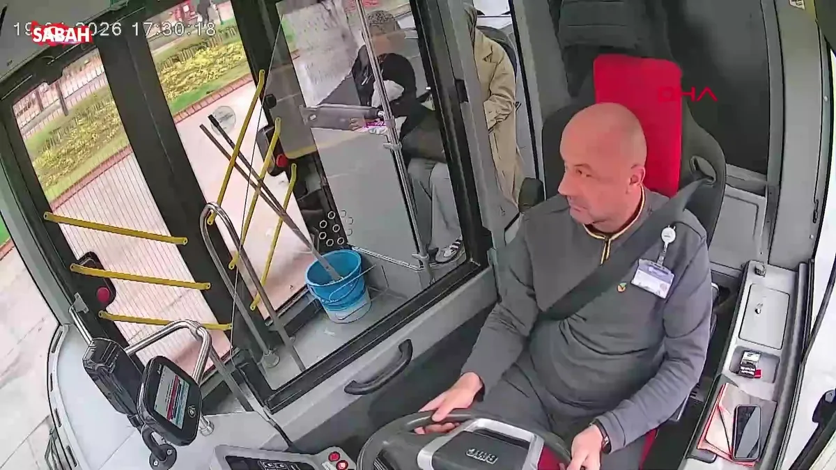 Yere düşen Türk Bayrağı için otobüsü durdurdu… İşte o anlar | Video videosunu izle Yere düşen Türk Bayrağı için otobüsü durdurdu… İşte o anlar | Video videosunu izle