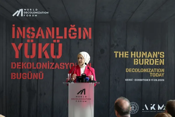 world-decolonization-forum-insanligin-yuku-dekolonizasyonun-bugunu-sergisi-ile-basladi-1778485996632.jpg