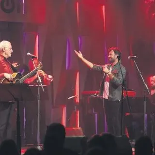 Sahnede yıldızlar geçidi