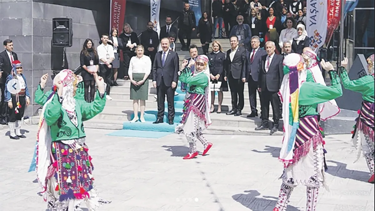 Güller diyarı sanatla kucaklaştı