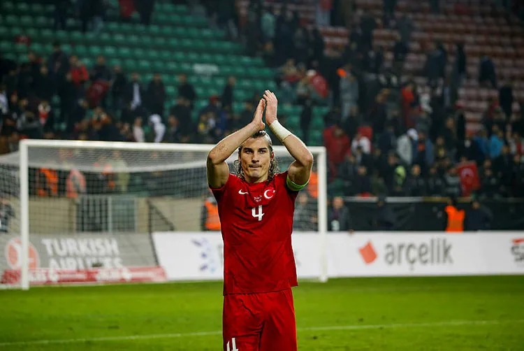 besiktastan-caglar-soyuncu-hamlesi-geliyor-oyuncuyla-gorusme-yapilacak-1668675136539.jpg