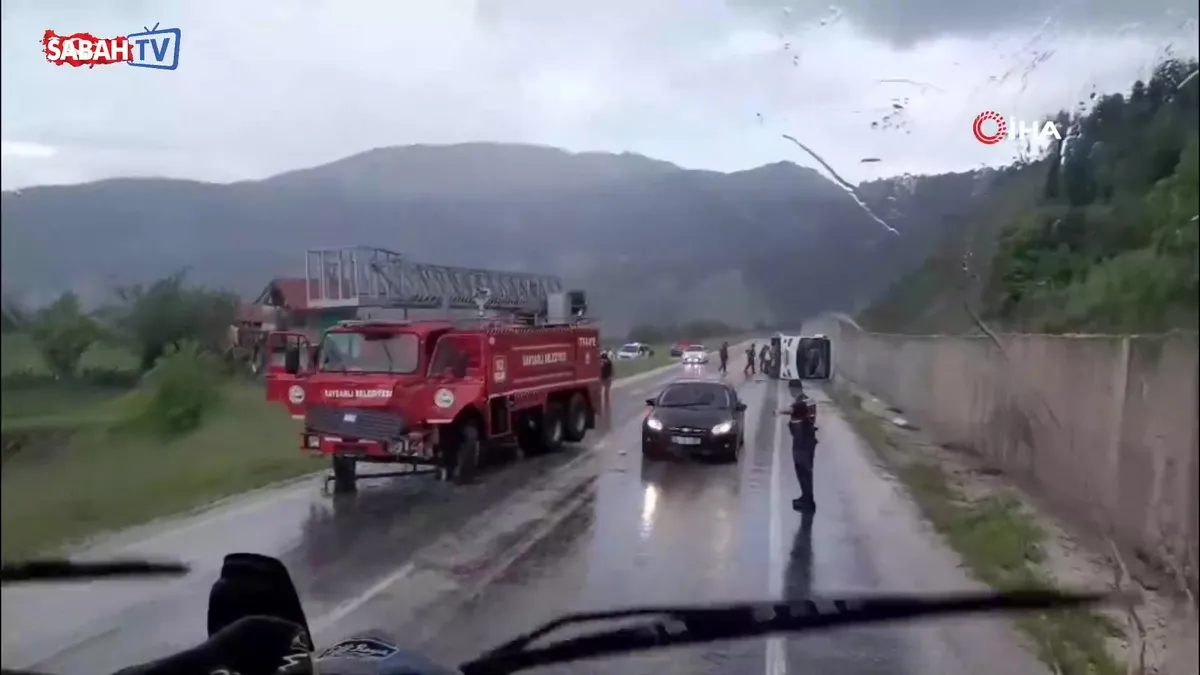 Tokat’ta cenaze dönüşü minibüs devrildi: 4 yaralı videosunu izle Tokat’ta cenaze dönüşü minibüs devrildi: 4 yaralı videosunu izle