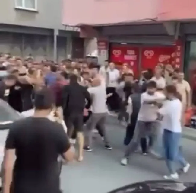 istanbul-kadina-siddet-mahalleliden-linc-girisimi-1755756750724.jpg İstanbul'da sokak ortasında sevgili dehşeti: Genç kadın yaşam savaşı veriyor! Saldırgana mahalleliden linç girişimi...