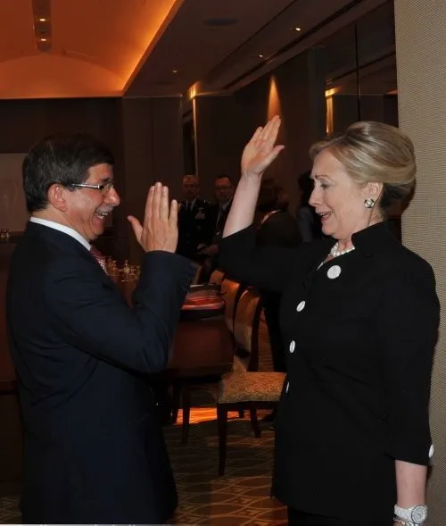 Clinton’dan Davutoğlu’na sıradışı tebrik