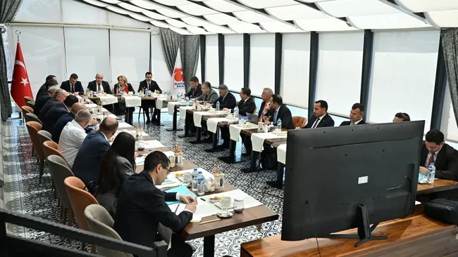 abdnin-ankara-buyukelcisi-barracktan-kars-gumru-demir-yolu-paylasimi-onemli-bir-donum-noktasi-1777394558255.jpg Tom Barrack'tan Türkiye- Ermenistan paylaşımı: Ortak çalışma grubuna takdir!