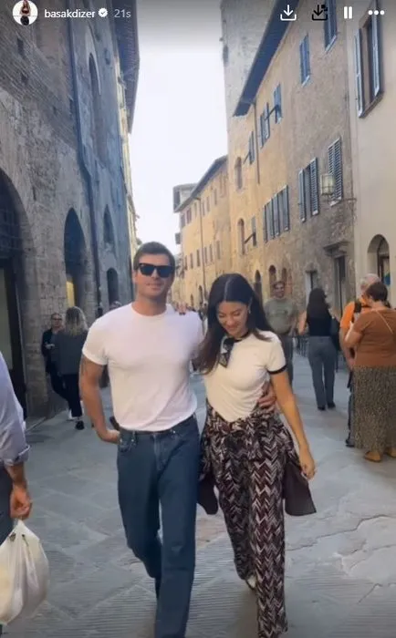 Gözde çift Kıvanç Tatlıtuğ ile Başak Dizer İtalya gezisinden paylaştı! Aşıklar el ele! Tüm gözler Kıvanç Tatlıtuğ’un üzerinde...