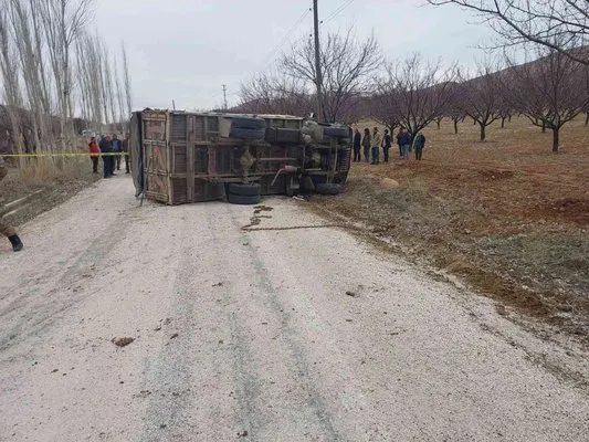 Virajı alamayan kamyon devrildi: 1 ölü, 1 yaralı