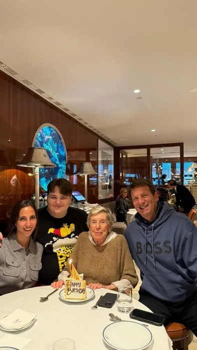 Zehra Çilingiroğlu ile junior Kaya Çilingiroğlu babaannelerini doğum gününde öpücüklere boğdu!