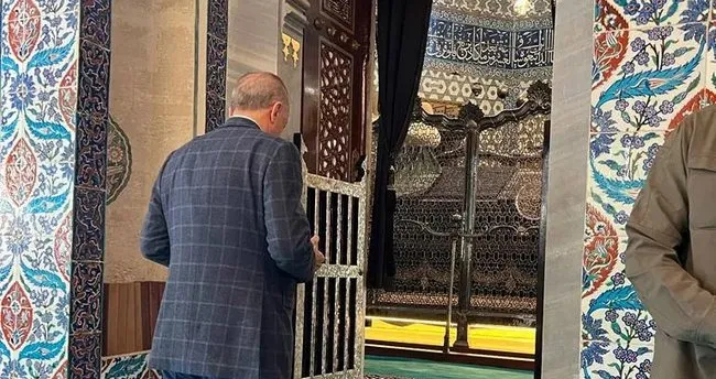 Başkan Erdoğan, Eyüp Sultan Türbesi'nde dua etti