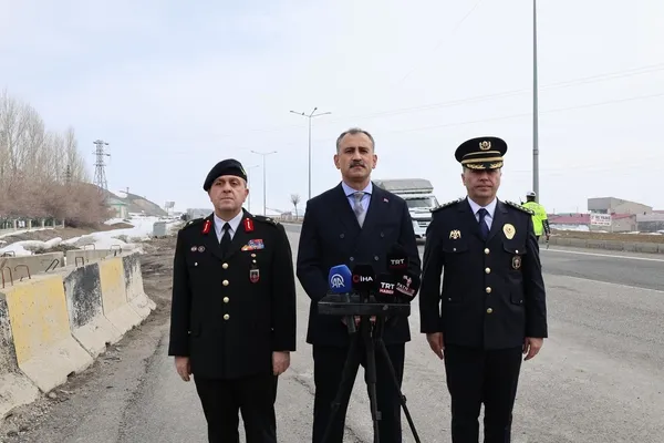 bayram-oncesi-agrida-trafik-alarmi-4-bin-personel-sahada-1773922559651.jpg