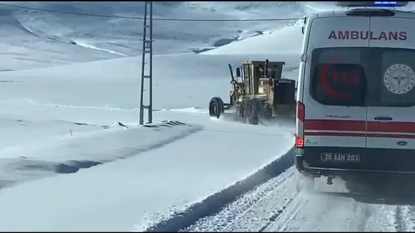 karsta-yolu-karla-kapanan-koyde-rahatsizlanan-kadin-hastaneye-ulastirildi-1766931277109.jpg