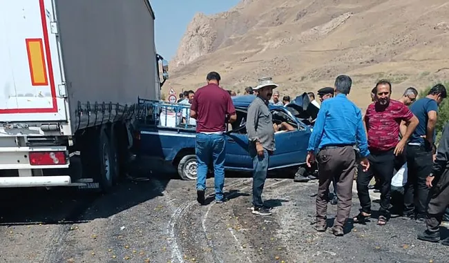 son-dakika-hakkari-van-karayolunda-katliam-gibi-kaza-3-olu-2-yarali-1756556170110.jpeg