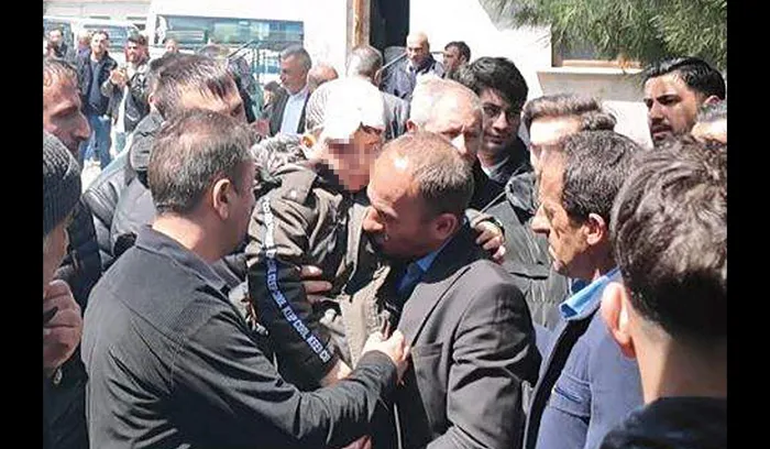 4-yasindaki-sancar-yarali-kurtuldugu-kazada-olen-annesine-veda-etti-1777725817546.jpg