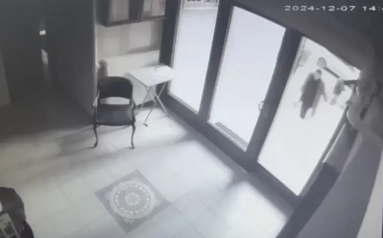 İstanbul’da inanılmaz görüntü: Kuyumcudan çıkan kadın neye uğradığını şaşırdı!