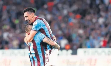 Bir yumrukta deviriyor!