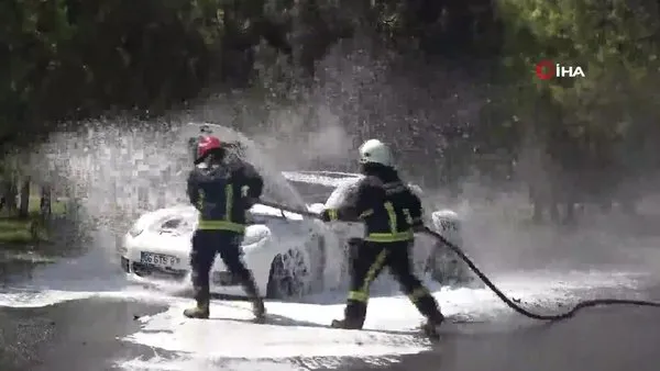 Antalya'da 1 milyon 500 bin lira değerindeki lüks otomobil alev alev böyle yandı