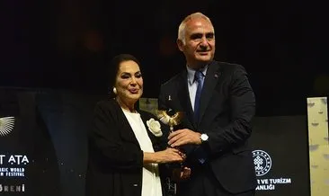 Osman Sınav ve Türkan Şoray’a vefa ödülü! Türkan Şoray ayakta alkışlandı