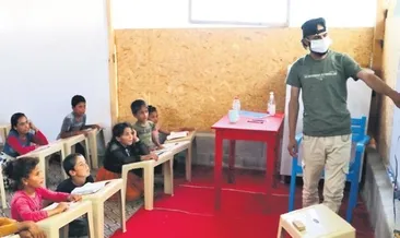 Mülteci çocuklara el verdi