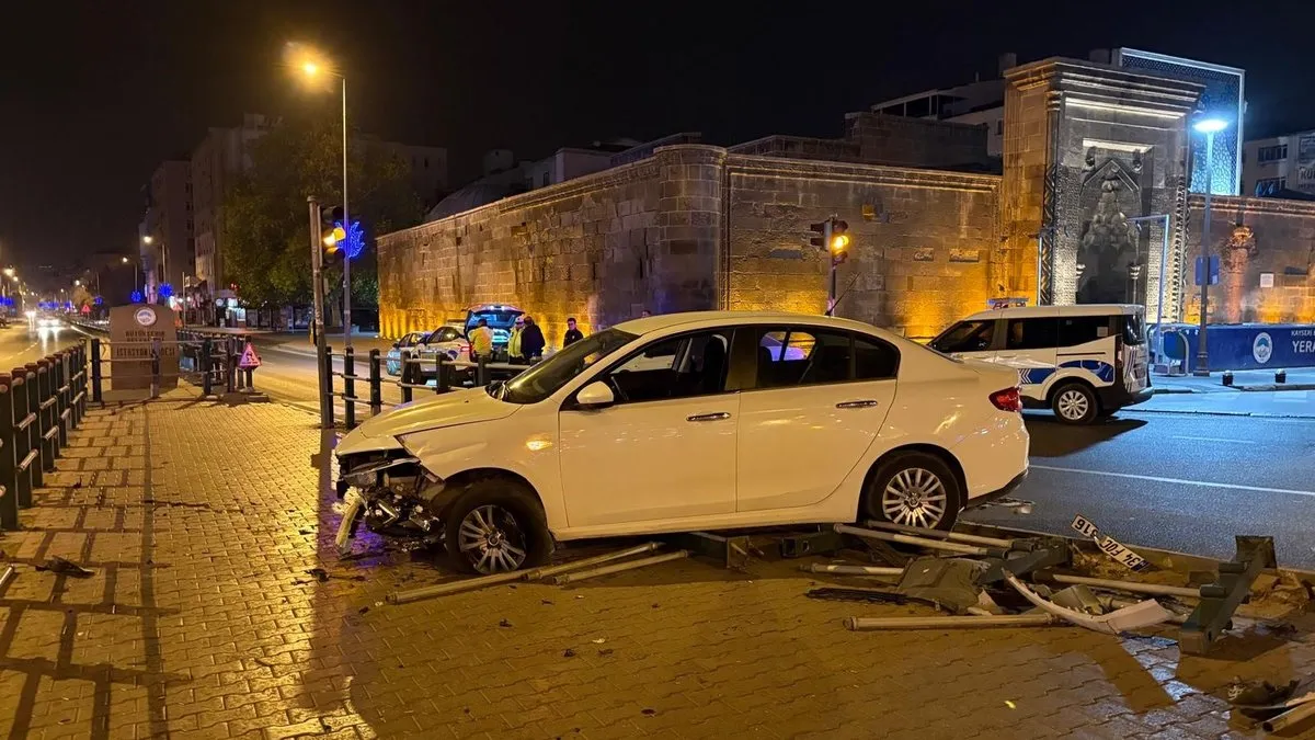 Kayseri’de otomobil bariyerlere ok gibi saplandı: Sürücü ‘uyuya kaldı’ iddiası! Kayseri’de otomobil bariyerlere ok gibi saplandı: Sürücü ‘uyuya kaldı’ iddiası!