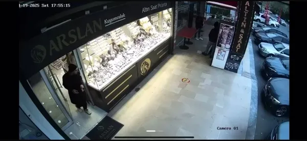 musteri-gibi-girdi-bilezikleri-alip-kacti-o-hirsiz-yakalandi-1745652224098.jpg