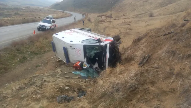 hasta-tasiyan-ambulans-devrildi-3-yarali-1765024491995.jpg