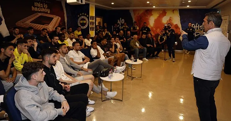 Fenerbahçe Başkanı Ali Koç ve yönetim kurulu, futbol takımıyla buluştu