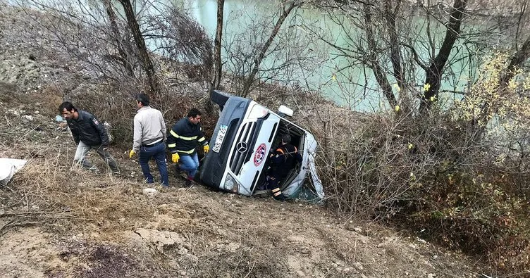 Son dakika: Hentbol takımını taşıyan minibüs kaza yaptı