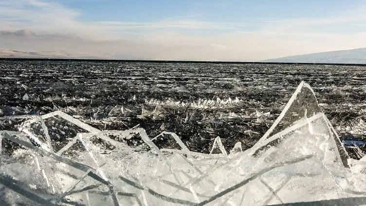 Çıldır Gölü’nde dalgaların ince buz tabakalarını kırıldı! Görsel şölen oluştu