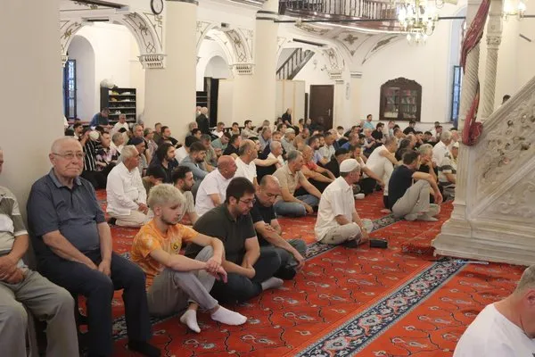 izmirde-bayram-namazinda-camiler-doldu-tasti-1718533547670.jpg