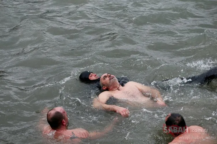 Haliç’teki haç çıkarma töreninde suya atlayan bir kişi fenalaştı