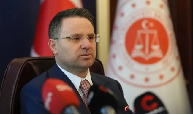 son-dakika-bakan-gurlek-duyurdu-vize-randevusu-dirsatcilarina-dev-operasyon-6-ilde-49-supheli-icin-dugmeye-bas-1786428434381.jpg