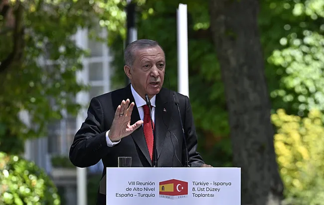 baskan-erdogandan-ispanyon-gazetecinin-provokatif-sorusuna-tokat-gibi-cevap-bana-basini-sallama-1718295452374.jpeg Başkan Erdoğan'dan İspanyol gazetecinin provokatif sorusuna tokat gibi cevap: Bana başını sallama