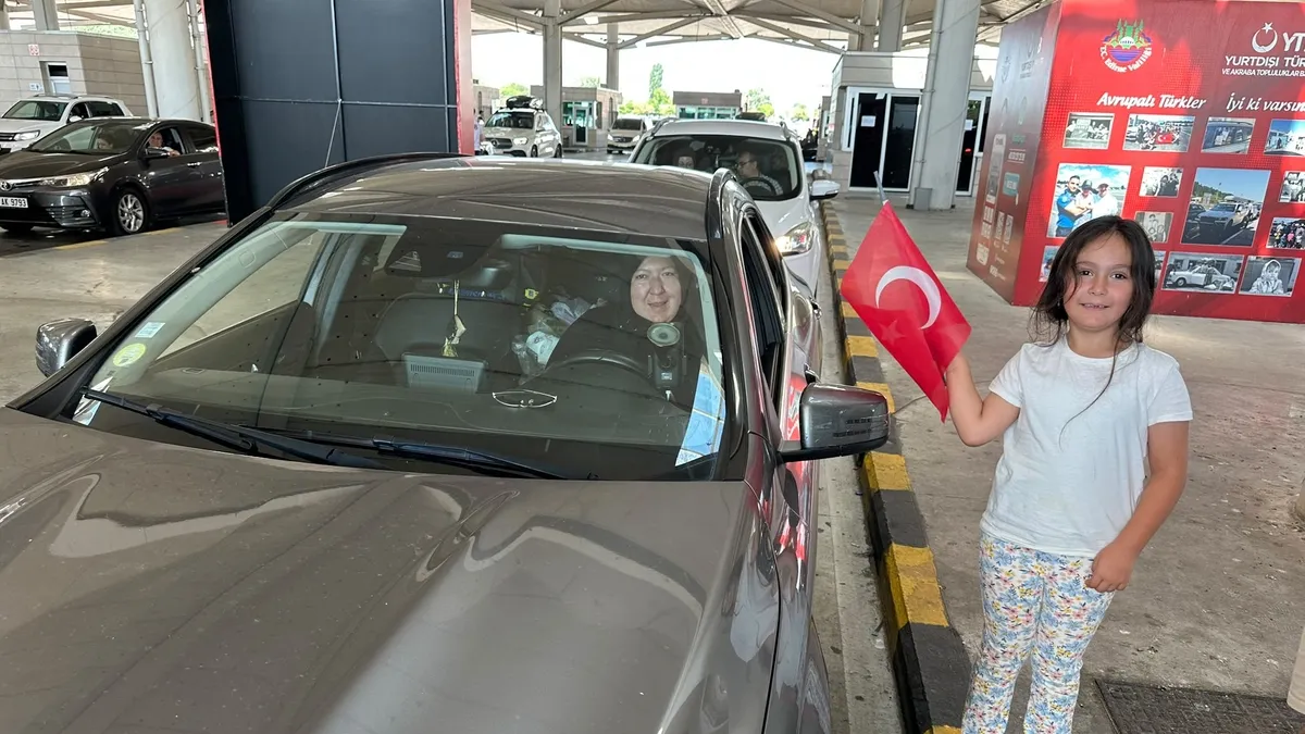 Kapıkule Sınır Kapısı'ndan Türkiye'ye giriş yapan gurbetçilerin yoğunluğu
