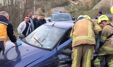 Bursa'da otomobil bariyerlere çarptı: 2 yaralı #ankara