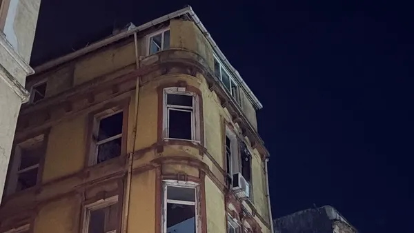 yer-beyoglu-taraftarin-havai-fisek-sovu-faciaya-donustu-evi-yanan-ressam-isyan-etti-20-senelik-resimlerim-katl-1787127803973.jpg
