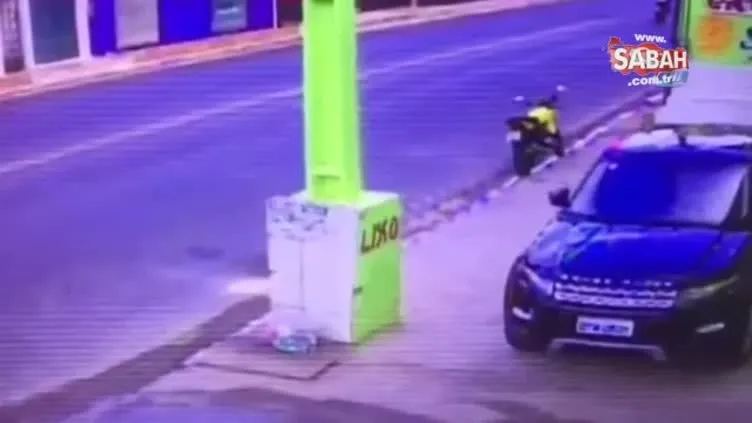 Motosiklet direğe böyle çarptı!
