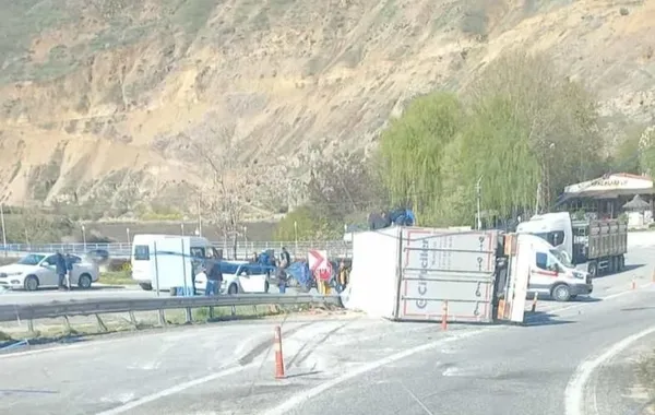 elazigda-tir-devrildi-2-yarali-1681477824979.jpg