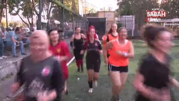 Ankara'da hayatlarında ilk defa futbol oynayan kadınlar zaman zaman sert hareketler yaptı
