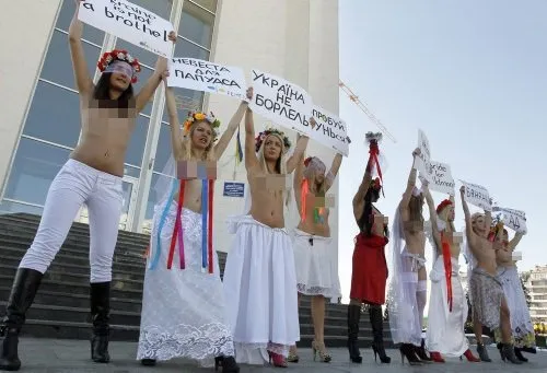 Seks turizmine çıplak protesto