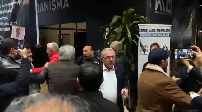 CHP kongresinde gazetecilere saldırı! O anlar kamerada