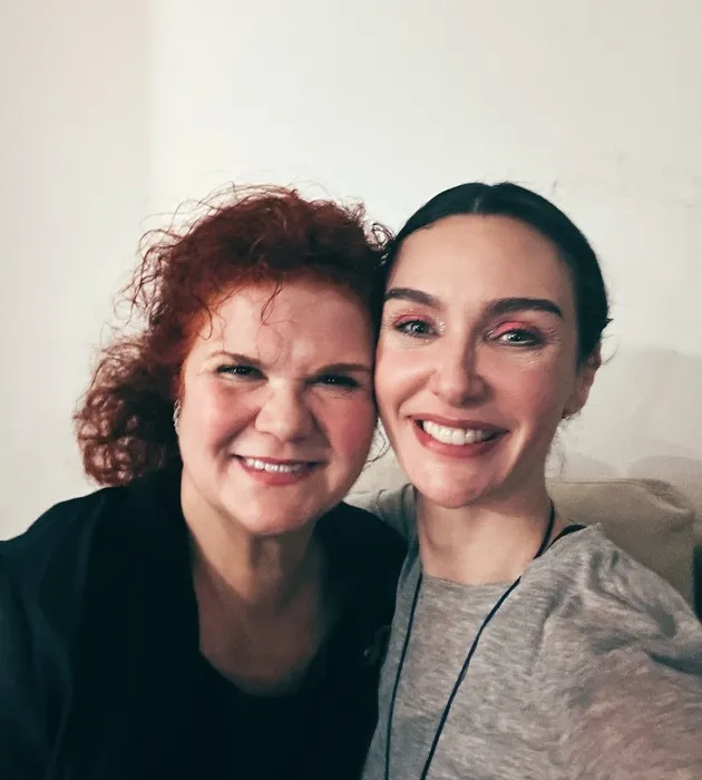 Birce Akalay hayranlarını bir kez daha şaşırttı! Saçlarını kısacık kestirdi görenler inanamadı...