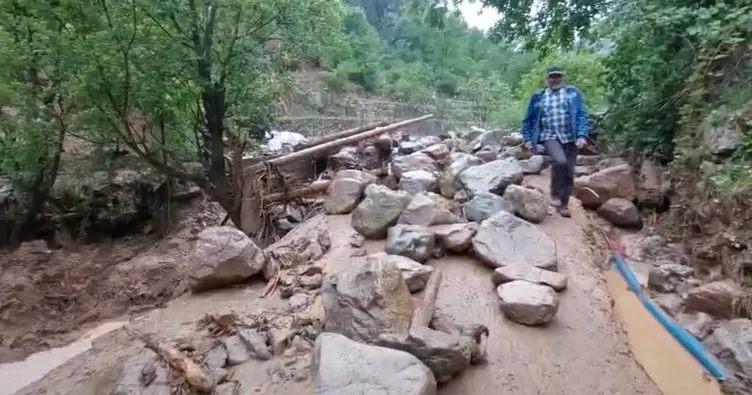 Yusufeli’de sağanak yağışla dereleri taştı, köprü ve yollar sel suları altında kaldı