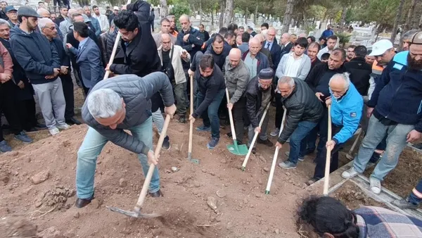 yavuz-bulent-bakiler-vasiyeti-uzerine-sivasta-anne-ve-babasinin-yanina-defnedildi-1759240889505.jpg