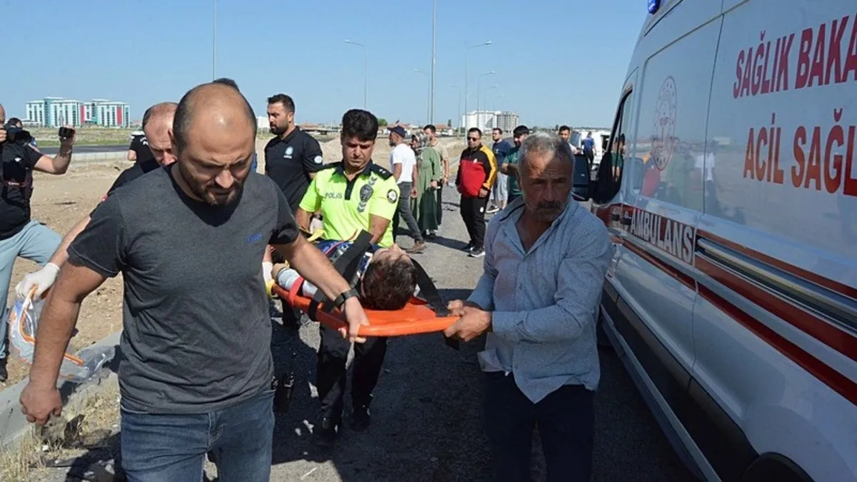 YKS’ye giderken kaza yaptılar: 1 ölü, 3 ağır 10 yaralı YKS’ye giderken kaza yaptılar: 1 ölü, 3 ağır 10 yaralı