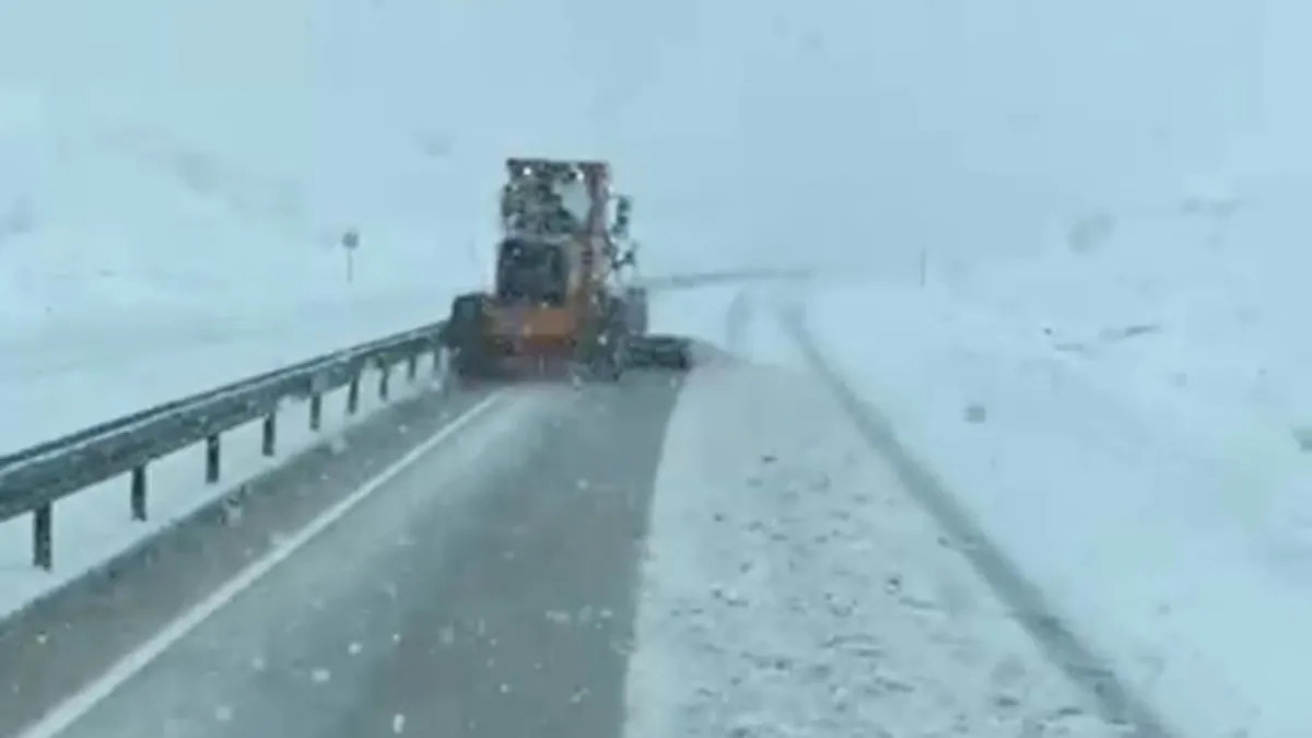 Hakkari’de ekiplerin karla mücadelesi sürüyor Hakkari’de ekiplerin karla mücadelesi sürüyor