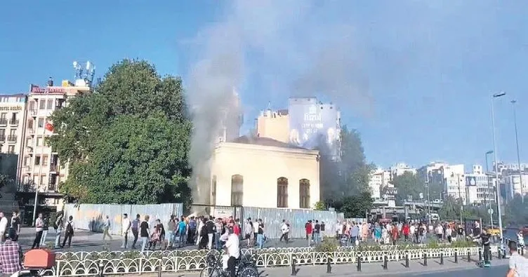 Tarihi camide korkutan yangın